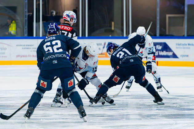 Kassel, Deutschland 22. Oktober 2026: DEL2 - 2026 2027 - Sp. 11 - Kassel Huskies gegen Blue Devils Weiden Im Bild: Charlie Jahnke (BDW) und Till Michel (ECK) beim Bully Probonio Arena Hessen Copyright: xFotostandx xKruczynskix