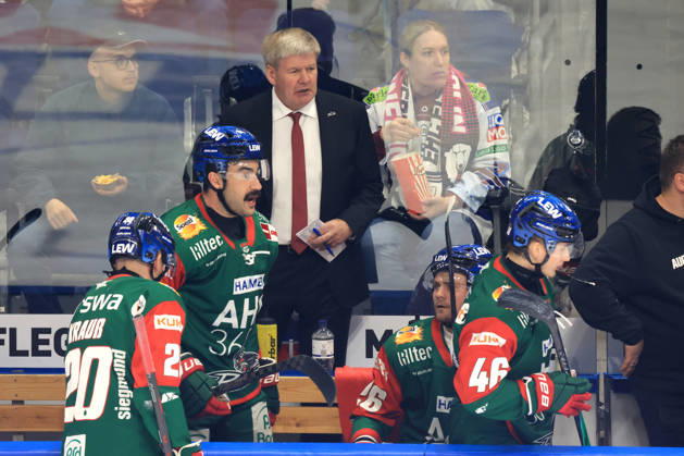 23.10.2026, DEU, GER, Eishockey, 11.Spieltag, Saison 2026 27, Berlin, Eisbaeren Berlin vs. Augsburger Panther Cheftrainer BILL PETERS ( Augsburger Panther ), Augsburger-Spielerbank nordphoto GmbH Engler Berlin Uber-Arena Berlin Deutschland Copyright: xNordphotox xEnglerx