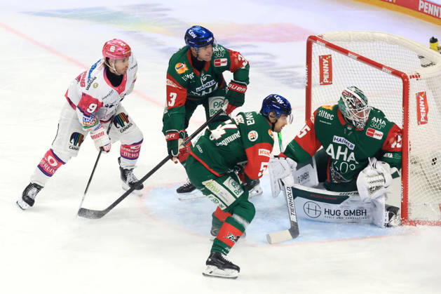 23.10.2026, DEU, GER, Eishockey, 11.Spieltag, Saison 2026 27, Berlin, Eisbaeren Berlin vs. Augsburger Panther Ty Ronning ( Eisbaeren Berlin 9 ), TOBIAS ANCICKA ( Augsburger Panther 45 ), FELIX SCHEEL ( Augsburger Panther 54 ), Alec McCrea ( Augsburger Panther 3) nordphoto GmbH Engler Berlin Uber-Arena Berlin Deutschland Copyright: xNordphotox xEnglerx