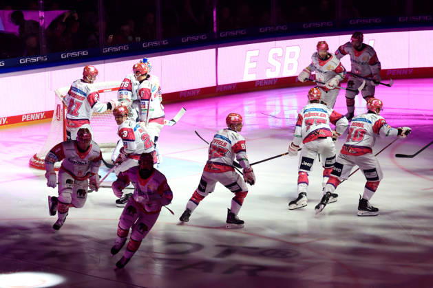 23.10.2026, DEU, GER, Eishockey, 11.Spieltag, Saison 2026 27, Berlin, Eisbaeren Berlin vs. Augsburger Panther Eisbaeren-Spielerkreis, Jonas Neffin ( Eisbaeren Berlin 75 ) nordphoto GmbH Engler Berlin Uber-Arena Berlin Deutschland Copyright: xNordphotox xEnglerx