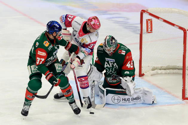23.10.2026, DEU, GER, Eishockey, 11.Spieltag, Saison 2026 27, Berlin, Eisbaeren Berlin vs. Augsburger Panther Markus Vikingstad ( Eisbaeren Berlin 37 ), Kyle Wood ( Augsburger Panther 37 ), TOBIAS ANCICKA ( Augsburger Panther 45 ) nordphoto GmbH Engler Berlin Uber-Arena Berlin Deutschland Copyright: xNordphotox xEnglerx