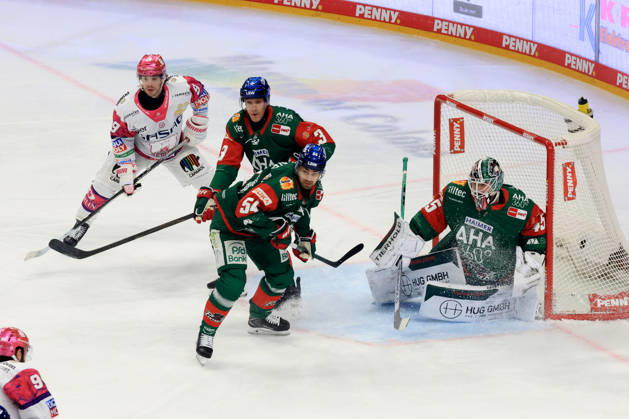 23.10.2026, DEU, GER, Eishockey, 11.Spieltag, Saison 2026 27, Berlin, Eisbaeren Berlin vs. Augsburger Panther Ty Ronning ( Eisbaeren Berlin 9 ), TOBIAS ANCICKA ( Augsburger Panther 45 ), FELIX SCHEEL ( Augsburger Panther 54 ), Alec McCrea ( Augsburger Panther 3) nordphoto GmbH Engler Berlin Uber-Arena Berlin Deutschland Copyright: xNordphotox xEnglerx
