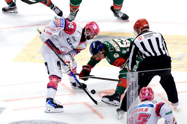 23.10.2026, DEU, GER, Eishockey, 11.Spieltag, Saison 2026 27, Berlin, Eisbaeren Berlin vs. Augsburger Panther Bully, Liam Kirk ( Eisbaeren Berlin 94 ), ENRICO HENRIQUEZ ( Augsburger Panther 52 ) nordphoto GmbH Engler Berlin Uber-Arena Berlin Deutschland Copyright: xNordphotox xEnglerx
