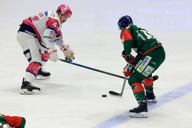 23.10.2026, DEU, GER, Eishockey, 11.Spieltag, Saison 2026 27, Berlin, Eisbaeren Berlin vs. Augsburger Panther Brandon Davidson ( Eisbaeren Berlin 44 )., CAMERON WRIGHT ( Augsburger Panther 16 ) nordphoto GmbH Engler Berlin Uber-Arena Berlin Deutschland Copyright: xNordphotox xEnglerx