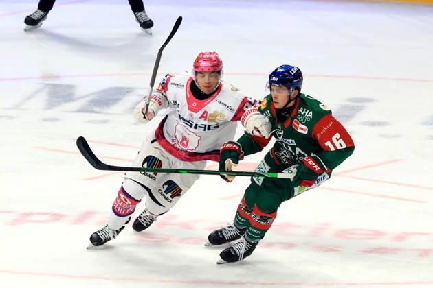 23.10.2026, DEU, GER, Eishockey, 11.Spieltag, Saison 2026 27, Berlin, Eisbaeren Berlin vs. Augsburger Panther Frederik Tiffels ( Eisbaeren Berlin 95 ), CAMERON WRIGHT ( Augsburger Panther 16 ) nordphoto GmbH Engler Berlin Uber-Arena Berlin Deutschland Copyright: xNordphotox xEnglerx