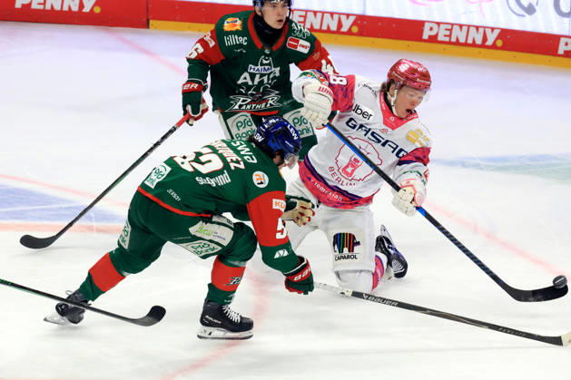 23.10.2026, DEU, GER, Eishockey, 11.Spieltag, Saison 2026 27, Berlin, Eisbaeren Berlin vs. Augsburger Panther Jonas Mueller ( Eisbaeren Berlin 18 ), ENRICO HENRIQUEZ ( Augsburger Panther 52 ) nordphoto GmbH Engler Berlin Uber-Arena Berlin Deutschland Copyright: xNordphotox xEnglerx
