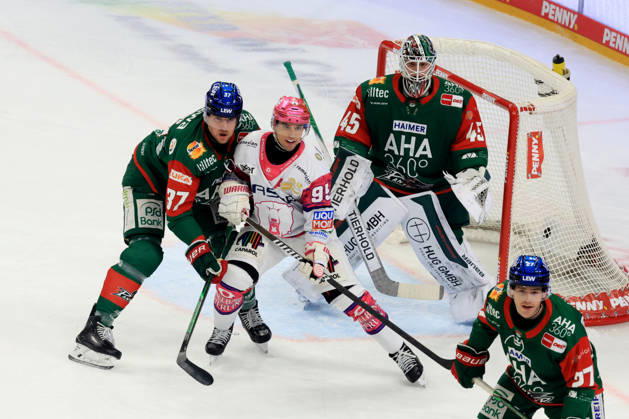 23.10.2026, DEU, GER, Eishockey, 11.Spieltag, Saison 2026 27, Berlin, Eisbaeren Berlin vs. Augsburger Panther Frederik Tiffels ( Eisbaeren Berlin 95 ), Kyle Wood ( Augsburger Panther 37 ), TOBIAS ANCICKA ( Augsburger Panther 45 ) nordphoto GmbH Engler Berlin Uber-Arena Berlin Deutschland Copyright: xNordphotox xEnglerx