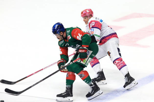23.10.2026, DEU, GER, Eishockey, 11.Spieltag, Saison 2026 27, Berlin, Eisbaeren Berlin vs. Augsburger Panther Korbinian Geibel ( Eisbaeren Berlin 40 ), TREVOR PARKES ( Augsburger Panther 84 ) nordphoto GmbH Engler Berlin Uber-Arena Berlin Deutschland Copyright: xNordphotox xEnglerx