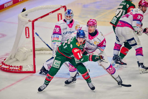 D.J. Busdeker (Augsburger Panther, 14), Adam Smith (Eisbaeren Berlin, 04), Jonas Neffin (Eisbaeren Berlin, 75), GER, Eisbaeren Berlin vs. Augsburger Panther, Eishockey Herren, Deutsche Eishockey Liga, DEL, Saison 2026 27, 11. Spieltag, 23.10.2026 GER, Eisbaeren Berlin vs. Augsburger Panther, Eishockey Herren, Deutsche Eishockey Liga, DEL, Saison 2026 27, 11. Spieltag, Berlin