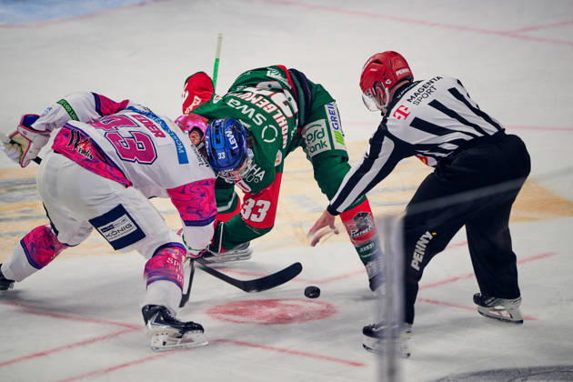 Andreas Eder (Eisbaeren Berlin, 43), Tim Wohlgemuth (Augsburger Panther, 33), GER, Eisbaeren Berlin vs. Augsburger Panther, Eishockey Herren, Deutsche Eishockey Liga, DEL, Saison 2026 27, 11. Spieltag, 23.10.2026 GER, Eisbaeren Berlin vs. Augsburger Panther, Eishockey Herren, Deutsche Eishockey Liga, DEL, Saison 2026 27, 11. Spieltag, Berlin