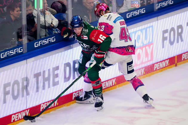 Cameron Wright (Augsburger Panther, 16), Andreas Eder (Eisbaeren Berlin, 43), GER, Eisbaeren Berlin vs. Augsburger Panther, Eishockey Herren, Deutsche Eishockey Liga, DEL, Saison 2026 27, 11. Spieltag, 23.10.2026 GER, Eisbaeren Berlin vs. Augsburger Panther, Eishockey Herren, Deutsche Eishockey Liga, DEL, Saison 2026 27, 11. Spieltag, Berlin