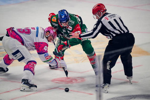 Andreas Eder (Eisbaeren Berlin, 43), Tim Wohlgemuth (Augsburger Panther, 33), GER, Eisbaeren Berlin vs. Augsburger Panther, Eishockey Herren, Deutsche Eishockey Liga, DEL, Saison 2026 27, 11. Spieltag, 23.10.2026 GER, Eisbaeren Berlin vs. Augsburger Panther, Eishockey Herren, Deutsche Eishockey Liga, DEL, Saison 2026 27, 11. Spieltag, Berlin