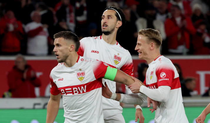 Stuttgart, Fußball Bundesliga, 7. Spieltag, VfB Stuttgart vs. Borussia Mönchengladbach , Jubel VfB nach dem Tor zum 1 : 0 , von links: Torschütze Ermedin Demirovic Atakan Karazor Chris Führich