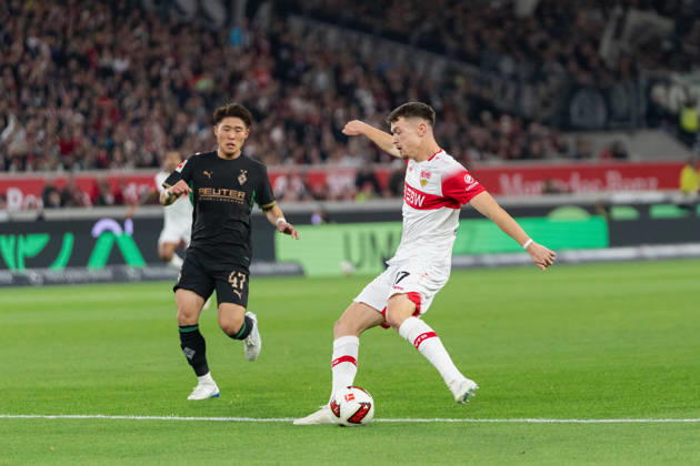 23.10.2026, xjyhynx, Fussball 1.Bundesliga, VfB Stuttgart - Borussia Mönchengladbach, v.l. Pass von Dzenan Pejcinovic (17, VfB Stuttgart) (DFL DFB REGULATIONS PROHIBIT ANY USE OF PHOTOGRAPHS as IMAGE SEQUENCES and or QUASI-VIDEO) Stuttgart