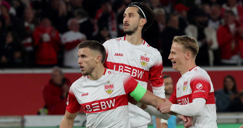 Stuttgart, Fußball Bundesliga, 7. Spieltag, VfB Stuttgart vs. Borussia Mönchengladbach , Jubel VfB nach dem Tor zum 1 : 0 , von links: Torschütze Ermedin Demirovic Atakan Karazor Chris Führich