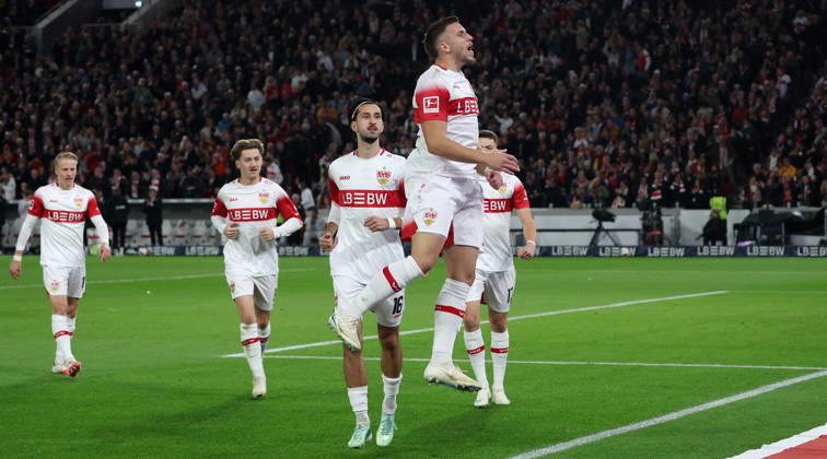 Stuttgart, Fußball Bundesliga, 7. Spieltag, VfB Stuttgart vs. Borussia Mönchengladbach , Torschütze Ermedin Demirovic (VfB, oben) jubelt über sein Tor zum 1:0