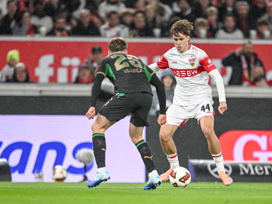 Lukas Ullrich (Borussia Moenchengladbach) und Jeff Chabot (VfB Stuttgart) im Zweikampf waehrend des spiels der 1. Bundesliga zwischen VfB Stuttgart und Borussia Moenchengladbach, MHPArena am 23. October 2026 in Stuttgart, Deutschland. (Foto von Harry Langer DeFodi Images) +++ Lukas Ullrich (Borussia Moenchengladbach) und Jeff Chabot (VfB Stuttgart) battle for the ball during the Bundesliga match between VfB Stuttgart and Borussia Moenchengladbach at MHPArena on October 23, 2026 in Stuttgart, Germany. (Photo by Harry Langer DeFodi Images) DFB DFL REGULATIONS PROHIBIT ANY USE OF PHOTOGRAPHS AS IMAGE SEQUENCES AND OR QUASI-VIDEO. (Photo by Harry Langer DeFodi Images) DFB DFL REGULATIONS PROHIBIT ANY USE OF PHOTOGRAPHS AS IMAGE SEQUENCES AND OR QUASI-VIDEO. -