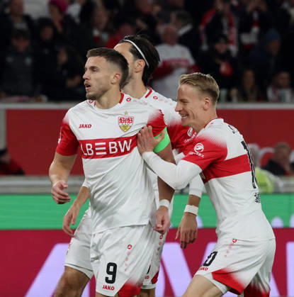 Stuttgart, Fußball Bundesliga, 7. Spieltag, VfB Stuttgart vs. Borussia Mönchengladbach , Jubel VfB nach dem Tor zum 1 : 0 , von links: Torschütze Ermedin Demirovic Atakan Karazor Chris Führich