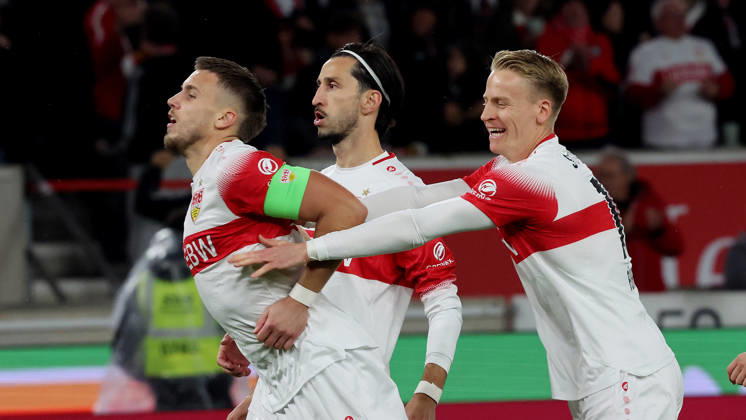 Stuttgart, Fußball Bundesliga, 7. Spieltag, VfB Stuttgart vs. Borussia Mönchengladbach , Jubel VfB nach dem Tor zum 1 : 0 , von links: Torschütze Ermedin Demirovic Atakan Karazor Chris Führich