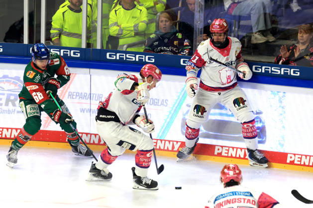 23.10.2026, DEU, GER, Eishockey, 11.Spieltag, Saison 2026 27, Berlin, Eisbaeren Berlin vs. Augsburger Panther Yannick Veilleux ( Eisbaeren Berlin 38 ), Tobias Krestan ( Eisbaeren Berlin 91 ), FABRIZIO PILU ( Augsburger Panther 68 ) nordphoto GmbH Engler Berlin Uber-Arena Berlin Deutschland Copyright: xNordphotox xEnglerx