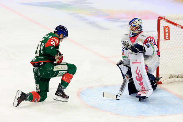 23.10.2026, DEU, GER, Eishockey, 11.Spieltag, Saison 2026 27, Berlin, Eisbaeren Berlin vs. Augsburger Panther Jonas Neffin ( Eisbaeren Berlin 75 ), PHILIPP KRAUSS ( Augsburger Panther 20 ) nordphoto GmbH Engler Berlin Uber-Arena Berlin Deutschland Copyright: xNordphotox xEnglerx