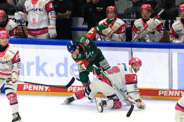 23.10.2026, DEU, GER, Eishockey, 11.Spieltag, Saison 2026 27, Berlin, Eisbaeren Berlin vs. Augsburger Panther Eric Mik ( Eisbaeren Berlin 12 ), TIM WOHLGEMUTH ( Augsburger Panther 33 ) nordphoto GmbH Engler Berlin Uber-Arena Berlin Deutschland Copyright: xNordphotox xEnglerx