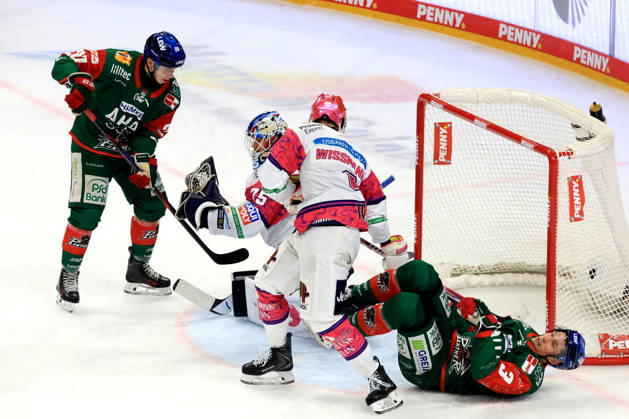 23.10.2026, DEU, GER, Eishockey, 11.Spieltag, Saison 2026 27, Berlin, Eisbaeren Berlin vs. Augsburger Panther Jonas Neffin ( Eisbaeren Berlin 75 ), Kai Wissmann ( Eisbaeren Berlin 6 ), PHILIPP KRAUSS ( Augsburger Panther 20 ), Alec McCrea ( Augsburger Panther 3) nordphoto GmbH Engler Berlin Uber-Arena Berlin Deutschland Copyright: xNordphotox xEnglerx