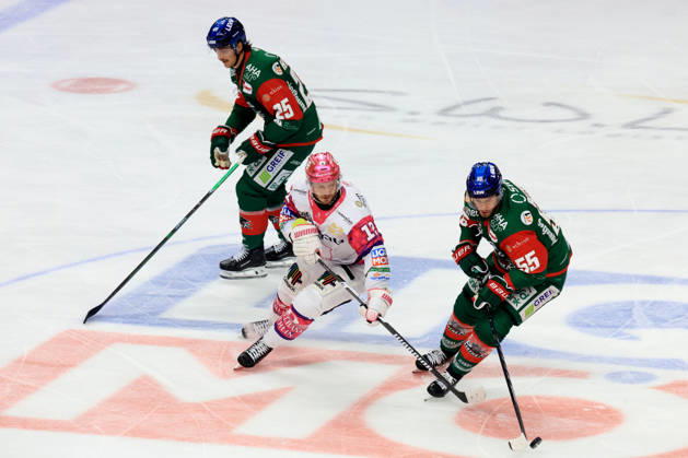 23.10.2026, DEU, GER, Eishockey, 11.Spieltag, Saison 2026 27, Berlin, Eisbaeren Berlin vs. Augsburger Panther Eric Mik ( Eisbaeren Berlin 12 ), RYAN BUTTON ( Augsburger Panther 55 ), Christian Hanke ( Augsburger Panther 25 ) nordphoto GmbH Engler Berlin Uber-Arena Berlin Deutschland Copyright: xNordphotox xEnglerx