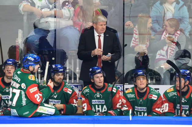 23.10.2026, DEU, GER, Eishockey, 11.Spieltag, Saison 2026 27, Berlin, Eisbaeren Berlin vs. Augsburger Panther Cheftrainer BILL PETERS ( Augsburger Panther ), Augsburger-Spielerbank nordphoto GmbH Engler Berlin Uber-Arena Berlin Deutschland Copyright: xNordphotox xEnglerx