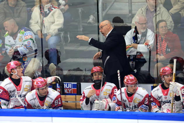 23.10.2026, DEU, GER, Eishockey, 11.Spieltag, Saison 2026 27, Berlin, Eisbaeren Berlin vs. Augsburger Panther Cheftrainer Eric Dubois ( Eisbaeren Berlin ), Eisbareren-Spielerbank nordphoto GmbH Engler Berlin Uber-Arena Berlin Deutschland Copyright: xNordphotox xEnglerx