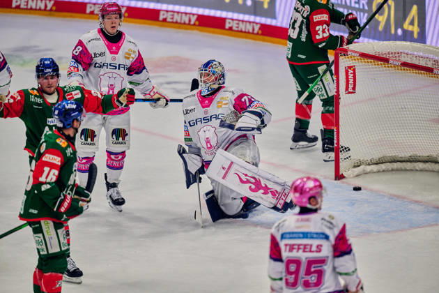 Jonas Neffin (Eisbaeren Berlin, 75), Tor zum 1:1, Augsburg jubelt zum 1:1, Alexander Blank (Augsburger Panther, 26), Cameron Wright (Augsburger Panther, 16), GER, Eisbaeren Berlin vs. Augsburger Panther, Eishockey Herren, Deutsche Eishockey Liga, DEL, Saison 2026 27, 11. Spieltag, 23.10.2026 GER, Eisbaeren Berlin vs. Augsburger Panther, Eishockey Herren, Deutsche Eishockey Liga, DEL, Saison 2026 27, 11. Spieltag, Berlin