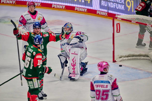 Jonas Neffin (Eisbaeren Berlin, 75), Tor zum 1:1, Augsburg jubelt zum 1:1, Alexander Blank (Augsburger Panther, 26), Cameron Wright (Augsburger Panther, 16), GER, Eisbaeren Berlin vs. Augsburger Panther, Eishockey Herren, Deutsche Eishockey Liga, DEL, Saison 2026 27, 11. Spieltag, 23.10.2026 GER, Eisbaeren Berlin vs. Augsburger Panther, Eishockey Herren, Deutsche Eishockey Liga, DEL, Saison 2026 27, 11. Spieltag, Berlin