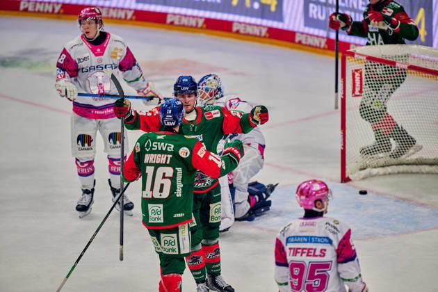 Jonas Neffin (Eisbaeren Berlin, 75), Tor zum 1:1, Augsburg jubelt zum 1:1, Alexander Blank (Augsburger Panther, 26), Cameron Wright (Augsburger Panther, 16), GER, Eisbaeren Berlin vs. Augsburger Panther, Eishockey Herren, Deutsche Eishockey Liga, DEL, Saison 2026 27, 11. Spieltag, 23.10.2026 GER, Eisbaeren Berlin vs. Augsburger Panther, Eishockey Herren, Deutsche Eishockey Liga, DEL, Saison 2026 27, 11. Spieltag, Berlin