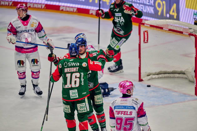 Jonas Neffin (Eisbaeren Berlin, 75), Tor zum 1:1, Augsburg jubelt zum 1:1, Alexander Blank (Augsburger Panther, 26), Cameron Wright (Augsburger Panther, 16), GER, Eisbaeren Berlin vs. Augsburger Panther, Eishockey Herren, Deutsche Eishockey Liga, DEL, Saison 2026 27, 11. Spieltag, 23.10.2026 GER, Eisbaeren Berlin vs. Augsburger Panther, Eishockey Herren, Deutsche Eishockey Liga, DEL, Saison 2026 27, 11. Spieltag, Berlin