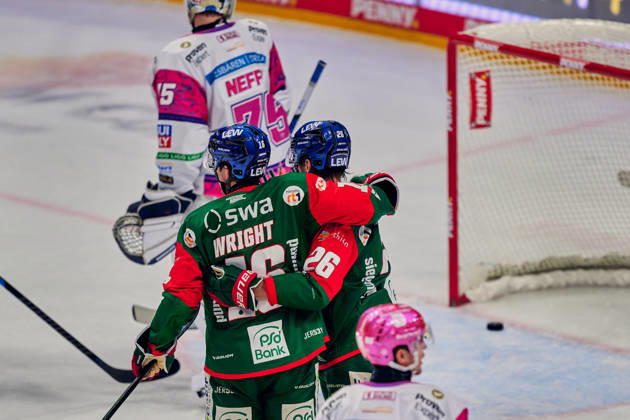 Jonas Neffin (Eisbaeren Berlin, 75), Tor zum 1:1, Augsburg jubelt zum 1:1, Alexander Blank (Augsburger Panther, 26), Cameron Wright (Augsburger Panther, 16), GER, Eisbaeren Berlin vs. Augsburger Panther, Eishockey Herren, Deutsche Eishockey Liga, DEL, Saison 2026 27, 11. Spieltag, 23.10.2026 GER, Eisbaeren Berlin vs. Augsburger Panther, Eishockey Herren, Deutsche Eishockey Liga, DEL, Saison 2026 27, 11. Spieltag, Berlin