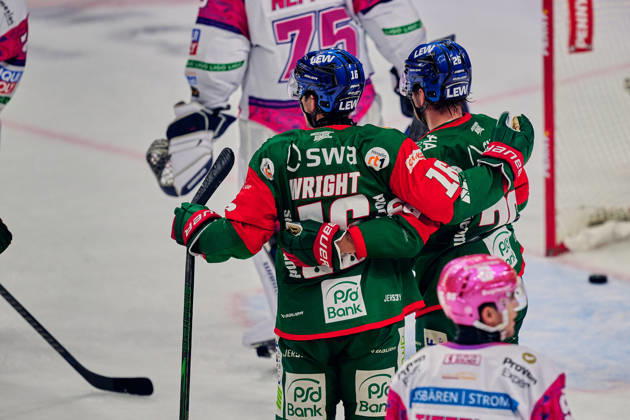 Jonas Neffin (Eisbaeren Berlin, 75), Tor zum 1:1, Augsburg jubelt zum 1:1, Alexander Blank (Augsburger Panther, 26), Cameron Wright (Augsburger Panther, 16), GER, Eisbaeren Berlin vs. Augsburger Panther, Eishockey Herren, Deutsche Eishockey Liga, DEL, Saison 2026 27, 11. Spieltag, 23.10.2026 GER, Eisbaeren Berlin vs. Augsburger Panther, Eishockey Herren, Deutsche Eishockey Liga, DEL, Saison 2026 27, 11. Spieltag, Berlin