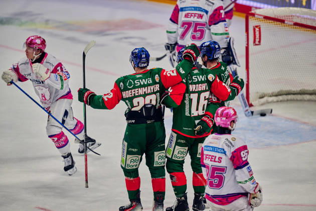 Jonas Neffin (Eisbaeren Berlin, 75), Tor zum 1:1, Augsburg jubelt zum 1:1, Alexander Blank (Augsburger Panther, 26), Cameron Wright (Augsburger Panther, 16), Noel Hoefenmayer (Augsburger Panther, 22), GER, Eisbaeren Berlin vs. Augsburger Panther, Eishockey Herren, Deutsche Eishockey Liga, DEL, Saison 2026 27, 11. Spieltag, 23.10.2026 GER, Eisbaeren Berlin vs. Augsburger Panther, Eishockey Herren, Deutsche Eishockey Liga, DEL, Saison 2026 27, 11. Spieltag, Berlin