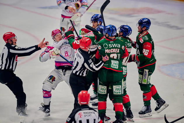 Schlaegerei, Jonas Mueller (Eisbaeren Berlin, 18), Noel Hoefenmayer (Augsburger Panther, 22), GER, Eisbaeren Berlin vs. Augsburger Panther, Eishockey Herren, Deutsche Eishockey Liga, DEL, Saison 2026 27, 11. Spieltag, 23.10.2026 GER, Eisbaeren Berlin vs. Augsburger Panther, Eishockey Herren, Deutsche Eishockey Liga, DEL, Saison 2026 27, 11. Spieltag, Berlin