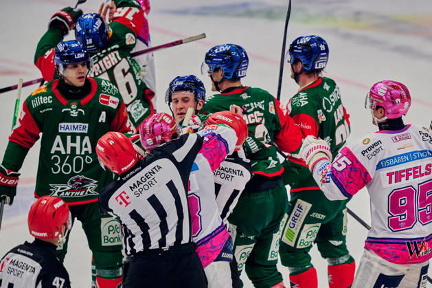 Schlaegerei, Jonas Mueller (Eisbaeren Berlin, 18), Noel Hoefenmayer (Augsburger Panther, 22), GER, Eisbaeren Berlin vs. Augsburger Panther, Eishockey Herren, Deutsche Eishockey Liga, DEL, Saison 2026 27, 11. Spieltag, 23.10.2026 GER, Eisbaeren Berlin vs. Augsburger Panther, Eishockey Herren, Deutsche Eishockey Liga, DEL, Saison 2026 27, 11. Spieltag, Berlin