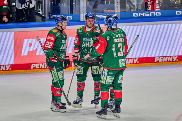 Noel Hoefenmayer (Augsburger Panther, 22)Alexander Blank (Augsburger Panther, 26), Alec McCrea (Augsburger Panther, 03), GER, Eisbaeren Berlin vs. Augsburger Panther, Eishockey Herren, Deutsche Eishockey Liga, DEL, Saison 2026 27, 11. Spieltag, 23.10.2026 GER, Eisbaeren Berlin vs. Augsburger Panther, Eishockey Herren, Deutsche Eishockey Liga, DEL, Saison 2026 27, 11. Spieltag, Berlin