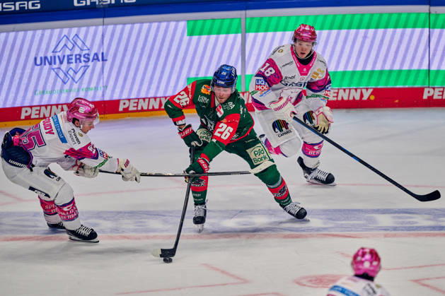 Jean-Luc Foudy (Eisbaeren Berlin, 55), Alexander Blank (Augsburger Panther, 26), Jonas Mueller (Eisbaeren Berlin, 18), GER, Eisbaeren Berlin vs. Augsburger Panther, Eishockey Herren, Deutsche Eishockey Liga, DEL, Saison 2026 27, 11. Spieltag, 23.10.2026 GER, Eisbaeren Berlin vs. Augsburger Panther, Eishockey Herren, Deutsche Eishockey Liga, DEL, Saison 2026 27, 11. Spieltag, Berlin