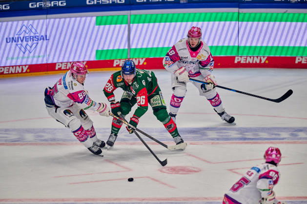 Jean-Luc Foudy (Eisbaeren Berlin, 55), Alexander Blank (Augsburger Panther, 26), Jonas Mueller (Eisbaeren Berlin, 18), GER, Eisbaeren Berlin vs. Augsburger Panther, Eishockey Herren, Deutsche Eishockey Liga, DEL, Saison 2026 27, 11. Spieltag, 23.10.2026 GER, Eisbaeren Berlin vs. Augsburger Panther, Eishockey Herren, Deutsche Eishockey Liga, DEL, Saison 2026 27, 11. Spieltag, Berlin