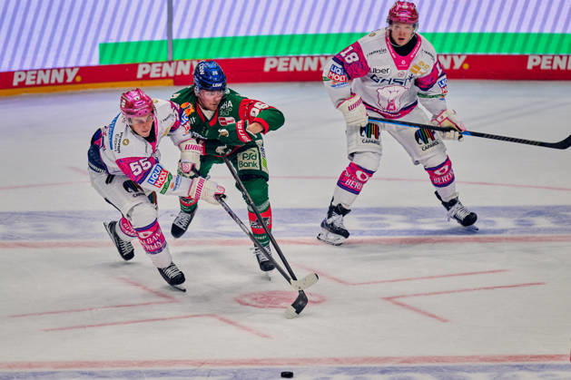 Jean-Luc Foudy (Eisbaeren Berlin, 55), Alexander Blank (Augsburger Panther, 26), Jonas Mueller (Eisbaeren Berlin, 18), GER, Eisbaeren Berlin vs. Augsburger Panther, Eishockey Herren, Deutsche Eishockey Liga, DEL, Saison 2026 27, 11. Spieltag, 23.10.2026 GER, Eisbaeren Berlin vs. Augsburger Panther, Eishockey Herren, Deutsche Eishockey Liga, DEL, Saison 2026 27, 11. Spieltag, Berlin