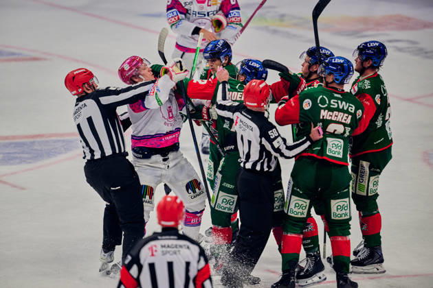 Schlaegerei, Jonas Mueller (Eisbaeren Berlin, 18), Noel Hoefenmayer (Augsburger Panther, 22), GER, Eisbaeren Berlin vs. Augsburger Panther, Eishockey Herren, Deutsche Eishockey Liga, DEL, Saison 2026 27, 11. Spieltag, 23.10.2026 GER, Eisbaeren Berlin vs. Augsburger Panther, Eishockey Herren, Deutsche Eishockey Liga, DEL, Saison 2026 27, 11. Spieltag, Berlin