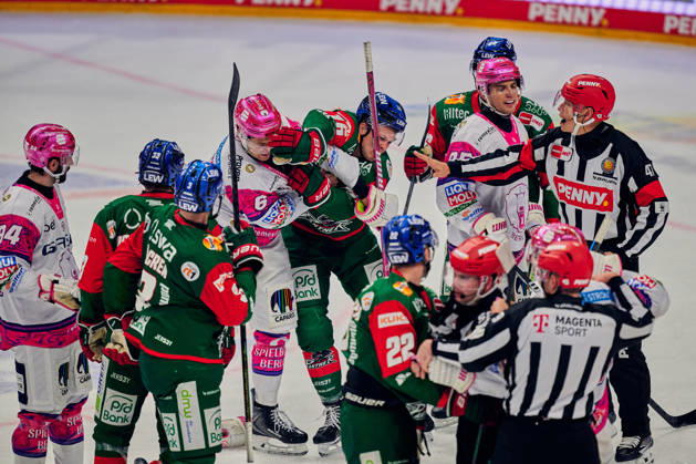 Schlaegerei, Jonas Mueller (Eisbaeren Berlin, 18), Noel Hoefenmayer (Augsburger Panther, 22), Kai Wissmann (Eisbaeren Berlin, 06), Cameron Wright (Augsburger Panther, 16), GER, Eisbaeren Berlin vs. Augsburger Panther, Eishockey Herren, Deutsche Eishockey Liga, DEL, Saison 2026 27, 11. Spieltag, 23.10.2026 GER, Eisbaeren Berlin vs. Augsburger Panther, Eishockey Herren, Deutsche Eishockey Liga, DEL, Saison 2026 27, 11. Spieltag, Berlin