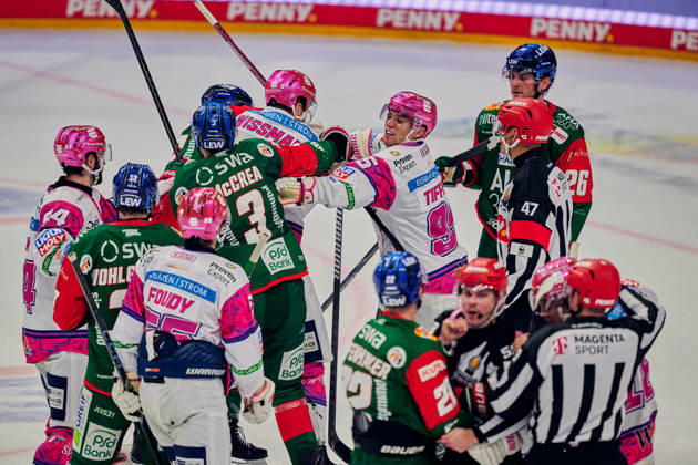 Schlaegerei, Jonas Mueller (Eisbaeren Berlin, 18), Noel Hoefenmayer (Augsburger Panther, 22), Ty Ronning (Eisbaeren Berlin, 09), Alec McCrea (Augsburger Panther, 03), Kai Wissmann (Eisbaeren Berlin, 06), GER, Eisbaeren Berlin vs. Augsburger Panther, Eishockey Herren, Deutsche Eishockey Liga, DEL, Saison 2026 27, 11. Spieltag, 23.10.2026 GER, Eisbaeren Berlin vs. Augsburger Panther, Eishockey Herren, Deutsche Eishockey Liga, DEL, Saison 2026 27, 11. Spieltag, Berlin