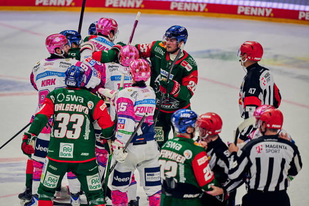 Sport Bilder des Tages Schlaegerei, Jonas Mueller (Eisbaeren Berlin, 18), Noel Hoefenmayer (Augsburger Panther, 22), Ty Ronning (Eisbaeren Berlin, 09), Alec McCrea (Augsburger Panther, 03), Kai Wissmann (Eisbaeren Berlin, 06), GER, Eisbaeren Berlin vs. Augsburger Panther, Eishockey Herren, Deutsche Eishockey Liga, DEL, Saison 2026 27, 11. Spieltag, 23.10.2026 GER, Eisbaeren Berlin vs. Augsburger Panther, Eishockey Herren, Deutsche Eishockey Liga, DEL, Saison 2026 27, 11. Spieltag, Berlin