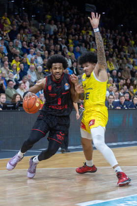 Oldenburg, Niedersachsen, DEU, 23.10.2026, Jordan Wright (links, BMA365 Bamberg Baskets) und Tylan Pope (rechts, EWE Baskets Oldenburg). EWE Baskets Oldenburg vs. BMA365 Bamberg Baskets. Basketball 1. Basketball-Bundesliga Saison 2026 2027, 6. Spieltag, Grosse EWE Arena. EWE Baskets Oldenburg vs. BMA365 Bamberg Baskets