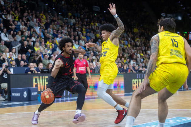 Oldenburg, Niedersachsen, DEU, 23.10.2026, Jordan Wright (links, BMA365 Bamberg Baskets) und Tylan Pope (Mitte, EWE Baskets Oldenburg) und Marcel Keßen (rechts, EWE Baskets Oldenburg). EWE Baskets Oldenburg vs. BMA365 Bamberg Baskets. Basketball 1. Basketball-Bundesliga Saison 2026 2027, 6. Spieltag, Grosse EWE Arena. EWE Baskets Oldenburg vs. BMA365 Bamberg Baskets