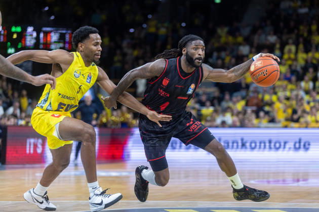 Sport Bilder des Tages Oldenburg, Niedersachsen, DEU, 23.10.2026, Jordan Jones (rechts, BMA365 Bamberg Baskets) und Jeremy Roach (links, EWE Baskets Oldenburg). EWE Baskets Oldenburg vs. BMA365 Bamberg Baskets. Basketball 1. Basketball-Bundesliga Saison 2026 2027, 6. Spieltag, Grosse EWE Arena. EWE Baskets Oldenburg vs. BMA365 Bamberg Baskets
